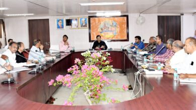 Prayagraj News :मंडलायुक्त ने विकास प्राधिकरण कार्यालय में प्राधिकरण द्वारा चिन्हित अवैध कॉलोनी एवं अवैध निर्माण के संबंध में समीक्षा बैठक की