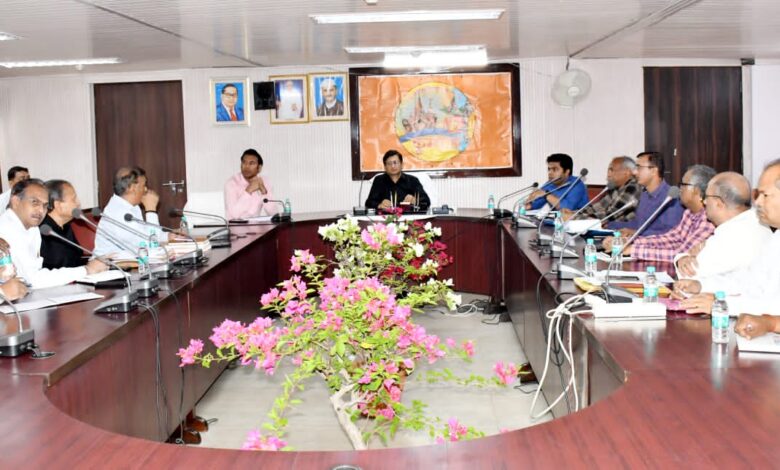 Prayagraj News :मंडलायुक्त ने विकास प्राधिकरण कार्यालय में प्राधिकरण द्वारा चिन्हित अवैध कॉलोनी एवं अवैध निर्माण के संबंध में समीक्षा बैठक की