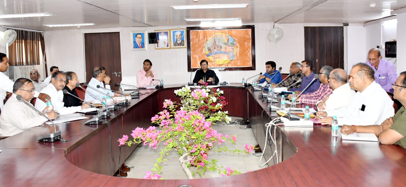 Prayagraj News :मंडलायुक्त ने विकास प्राधिकरण कार्यालय में प्राधिकरण द्वारा चिन्हित अवैध कॉलोनी एवं अवैध निर्माण के संबंध में समीक्षा बैठक की