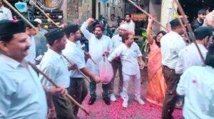 Etawah News: मुस्लिम समुदाय ने राष्ट्रीय स्वयंसेवक संघ के पथ संचलन में पुष्प वर्षा कर दिया सदभावना का संदेश