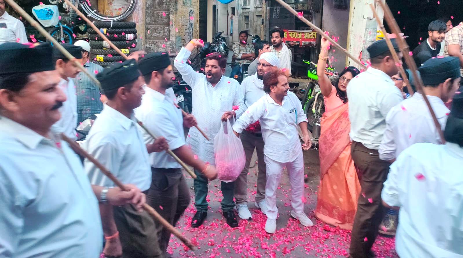 Etawah News: मुस्लिम समुदाय ने राष्ट्रीय स्वयंसेवक संघ के पथ संचलन में पुष्प वर्षा कर दिया सदभावना का संदेश