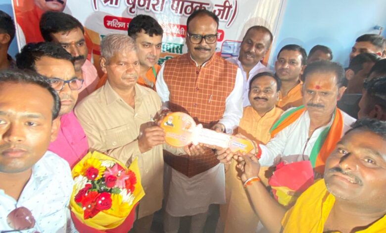 Prayaagraj News :मा0 उपमुख्यमंत्री मलिन बस्ती-भीम नगर, नैनी पहुंचकर प्रधानमंत्री आवास के गृह प्रवेश एवं सहभोज कार्यक्रम में शामिल हुए