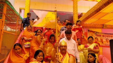 Etawah News: 1008 कलशो से हुआ श्री जी का महा मस्तकाभिषेक, मानस्तंभ पर 11 वर्ष बाद चढ़ाया गया स्वर्ण ध्वजा