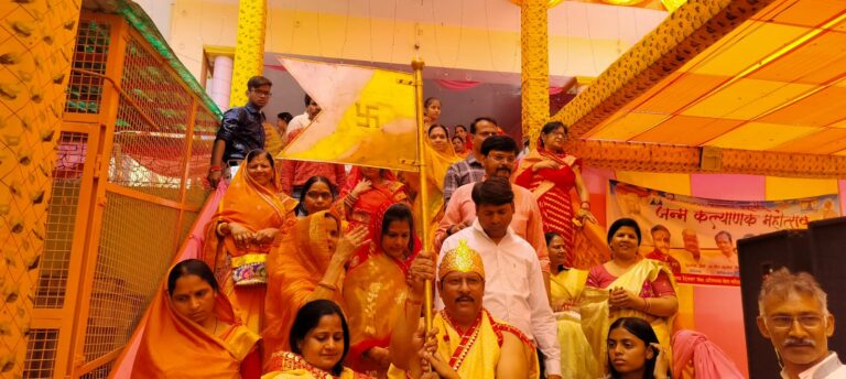 Etawah News: 1008 कलशो से हुआ श्री जी का महा मस्तकाभिषेक, मानस्तंभ पर 11 वर्ष बाद चढ़ाया गया स्वर्ण ध्वजा