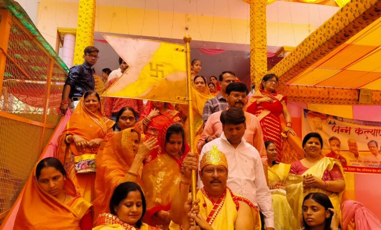 Etawah News: 1008 कलशो से हुआ श्री जी का महा मस्तकाभिषेक, मानस्तंभ पर 11 वर्ष बाद चढ़ाया गया स्वर्ण ध्वजा