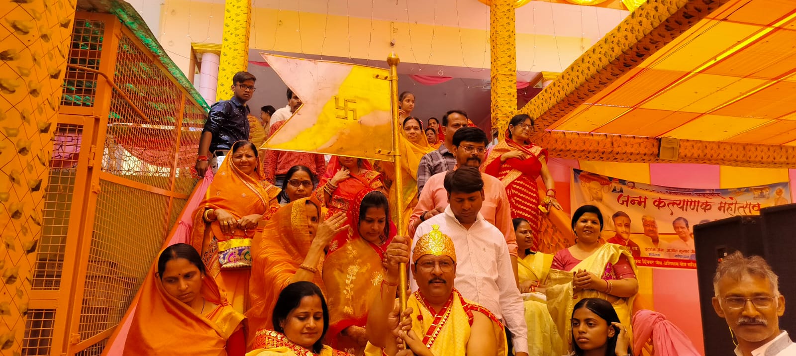 Etawah News: 1008 कलशो से हुआ श्री जी का महा मस्तकाभिषेक, मानस्तंभ पर 11 वर्ष बाद चढ़ाया गया स्वर्ण ध्वजा