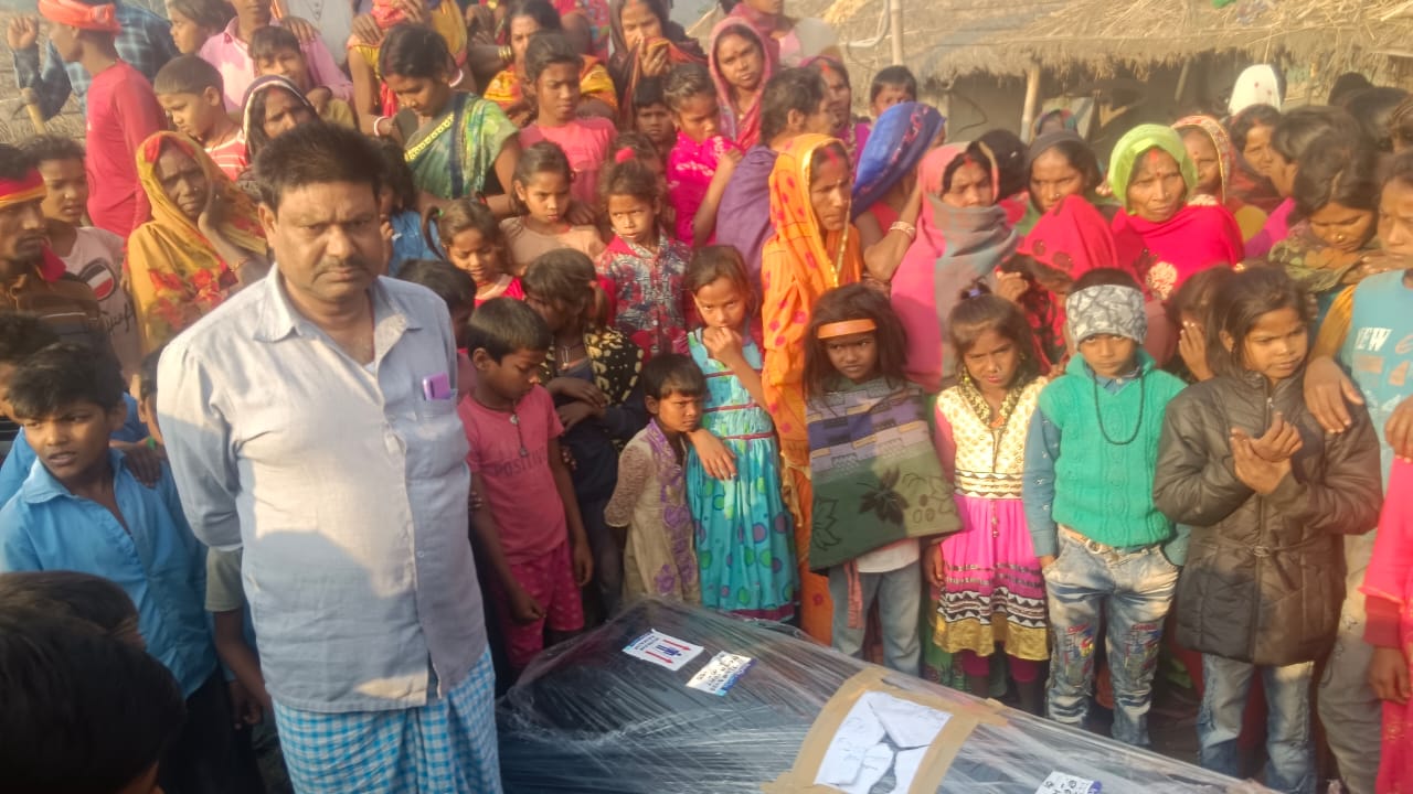 Bihar News पूर्व उपमुख्यमंत्री रेणु देवी के प्रयास से सेनुअरिया लाया गया अफ्रीकी देश कैमरून में ब्वायलर फटने से हताहत मजदूर का पार्थिव शरीर।