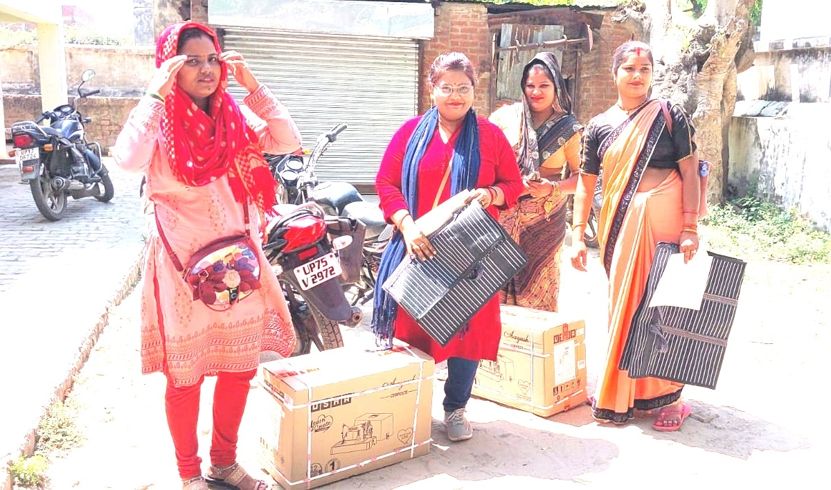 Etawah News: विश्वकर्मा योजना के तहत 400 कामकाजी महिलाओं को सिलाई मशीन मिली