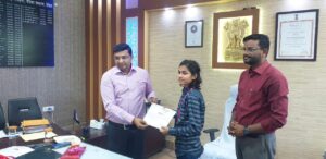 Bihar News जिलाधिकारी ने स्टेट टॉपर्स भवानी एवं प्रिया को मेडल एवं प्रशस्ति पत्र देकर किया सम्मानित