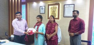 Bihar News जिलाधिकारी ने स्टेट टॉपर्स भवानी एवं प्रिया को मेडल एवं प्रशस्ति पत्र देकर किया सम्मानित
