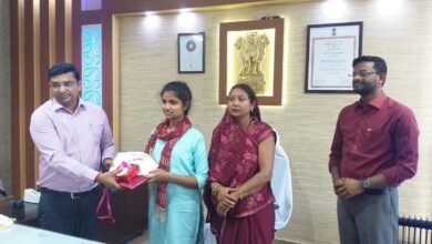 Bihar News जिलाधिकारी ने स्टेट टॉपर्स भवानी एवं प्रिया को मेडल एवं प्रशस्ति पत्र देकर किया सम्मानित