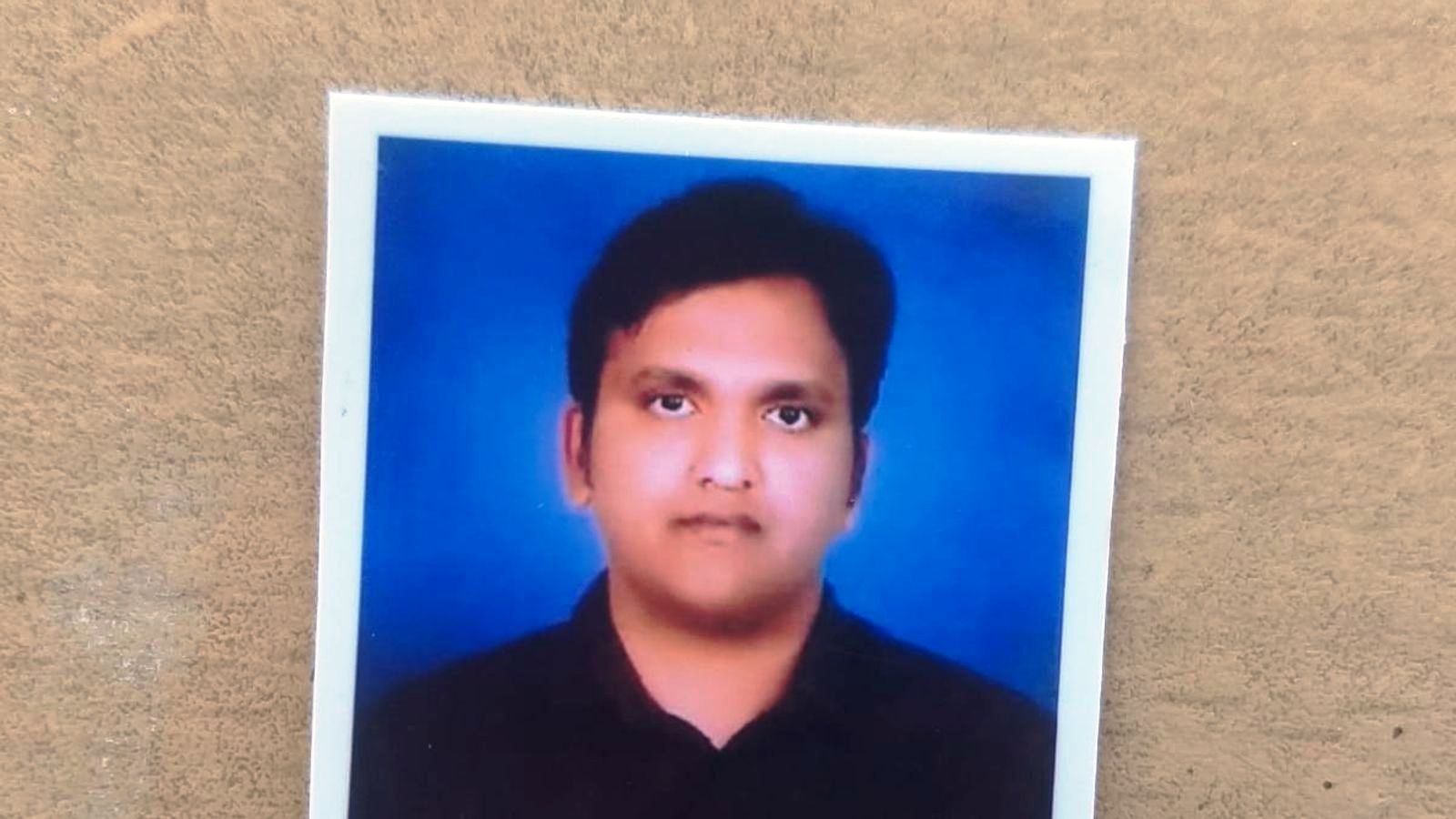 Etawah News: फाइनेंस मैनेजर की ट्रेन से कटकर हुई दर्दनाक मौत