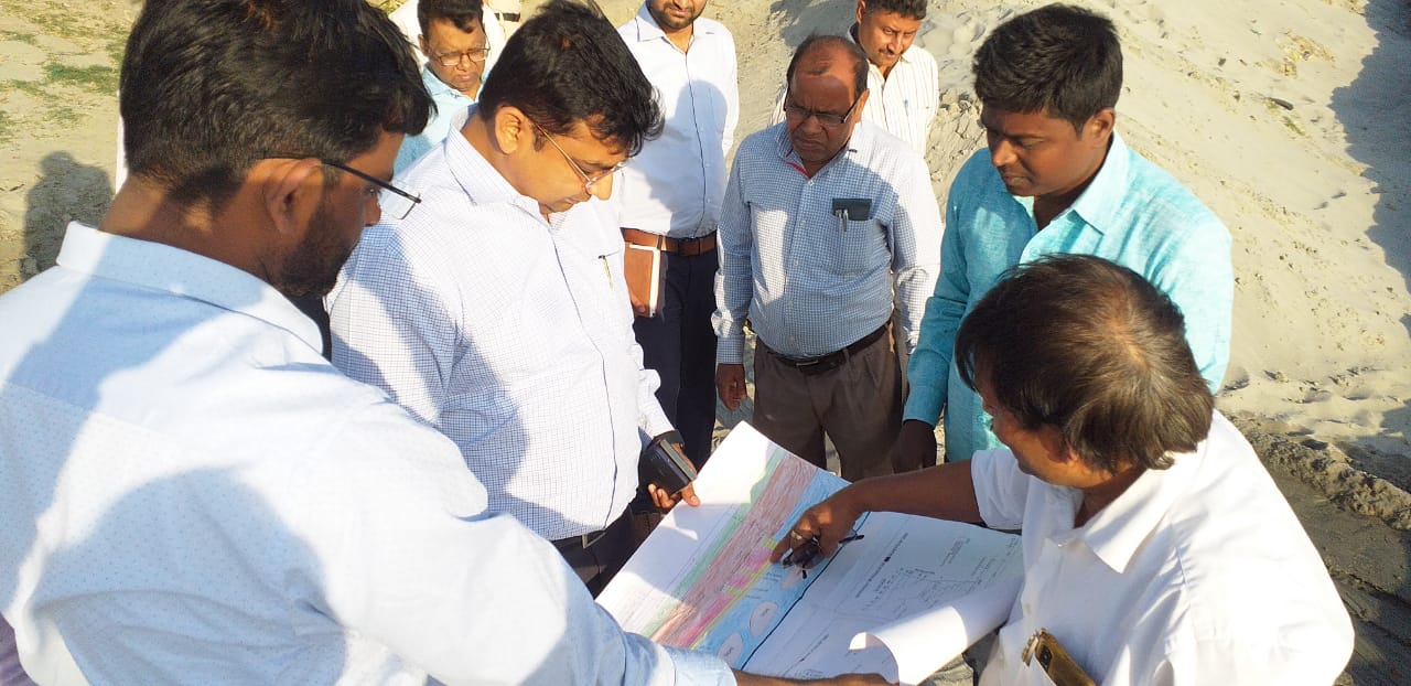 Bihar News बगहा शहर को संभावित बाढ़ एवं कटाव से बचाने के लिए 10 करोड़ की राशि से हो रहा है कटाव निरोधक कार्य