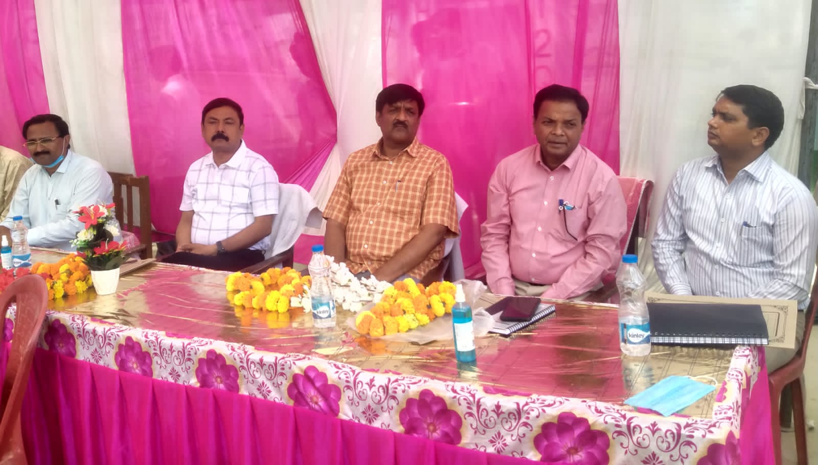 अम्बेडकर नगर न्यूज : सुरती की खेती करने वाले किसानों को क्रय और विक्रय के बारे में दी जानकारी जिलाधिकारी