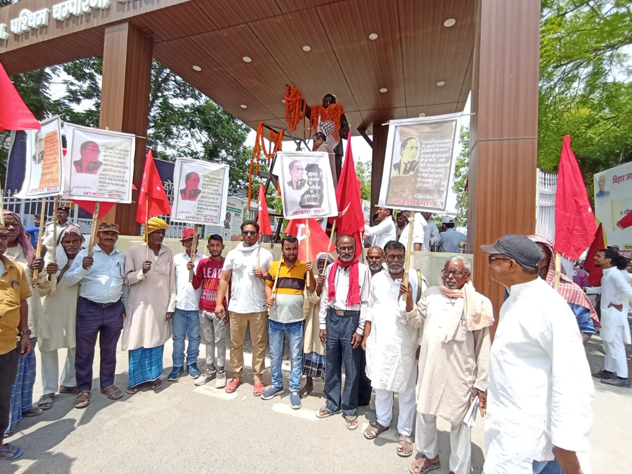 Bihar News आंबेडकर जयंती पर भाकपा माले कार्यकर्ताओं ने किया माल्यार्पण