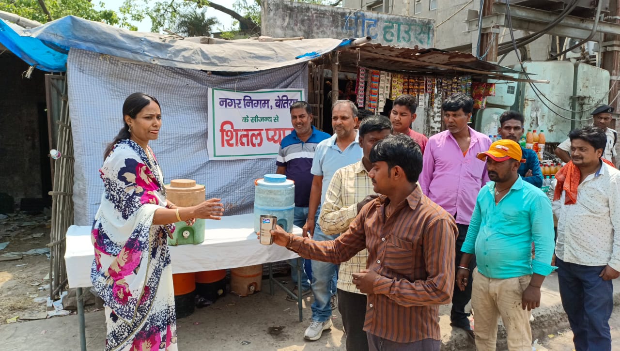 Bihar News मौसम का पारा @43 पहुंचने पर 'लू’ की स्थिति के बीच प्याऊ व्यवस्था लेकर सड़क पर उतरीं महापौर