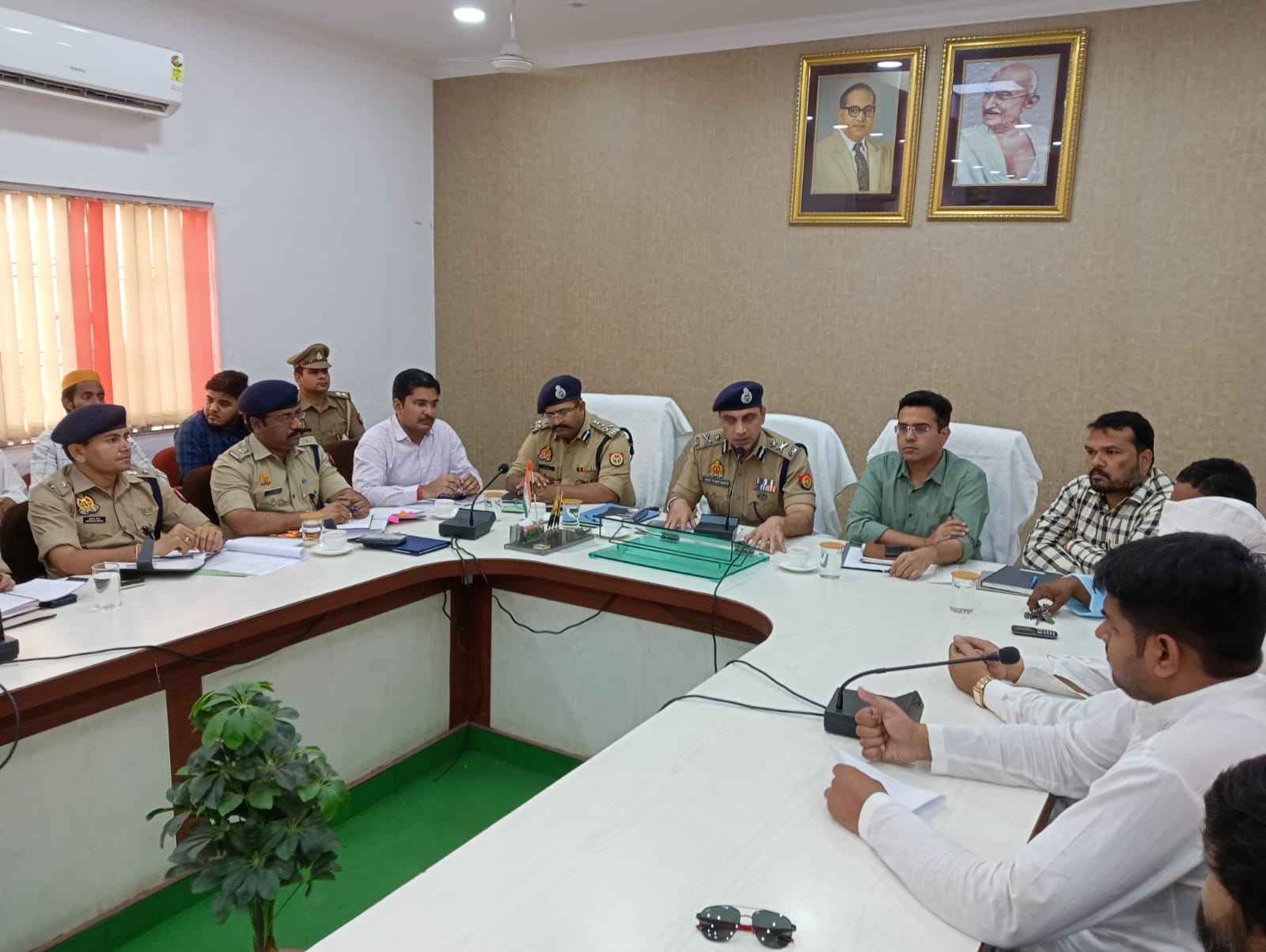 Agra News : पुलिस कमिश्नर व जिलाधिकारी की अध्यक्षता में आगामी त्योहारों के दृष्टिगत पीस कमेटी की बैठक हुई सम्पन्न