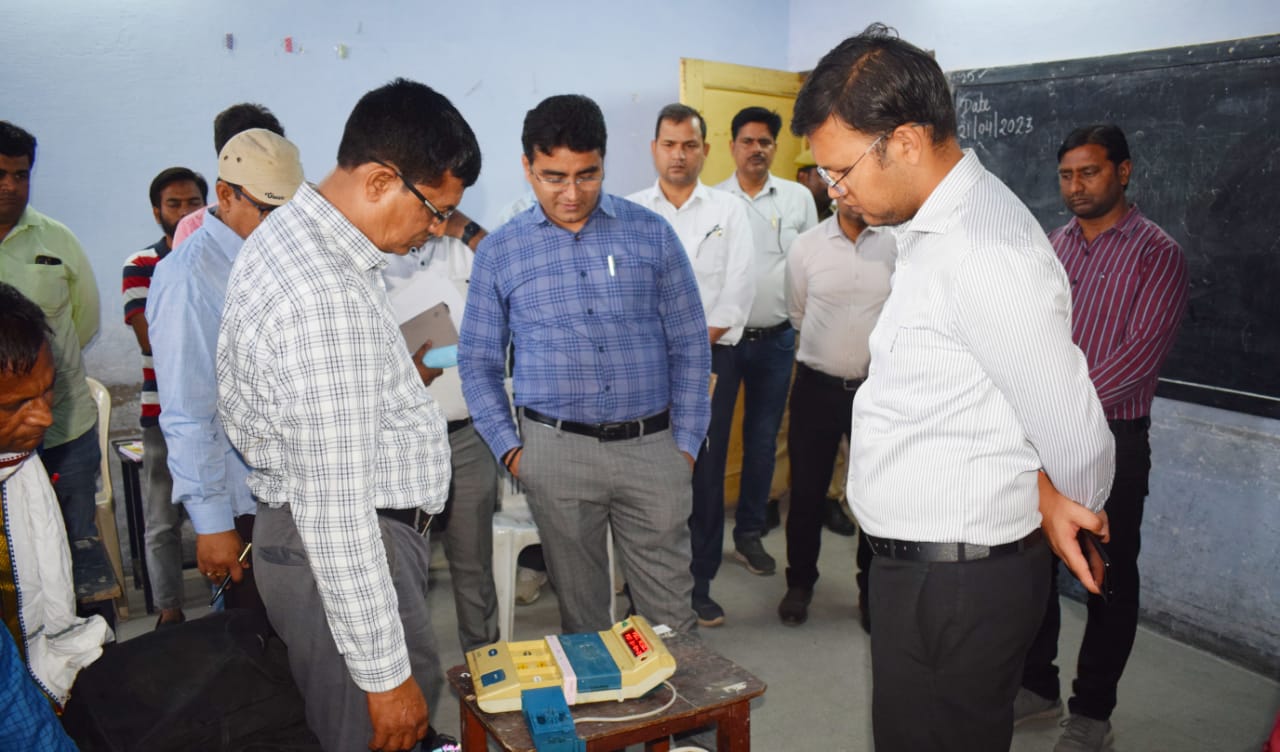 Prayaagraj News : जिलाधिकारी/जिला निर्वाचन अधिकारी ने नगरीय निकाय सामान्य निर्वाचन 2023 के लिए कार्मिकों के चल रहे प्रशिक्षण का निरीक्षण किया
