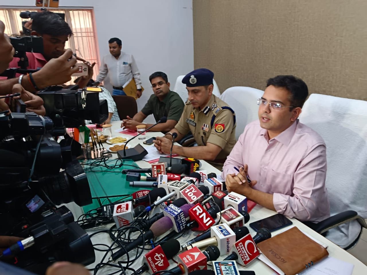 Agra News : कलेक्ट्रेट सभागार में नगरीय निकाय सामान्य निर्वाचन-2023 के विभिन्न विषयों पर प्रेस वार्ता