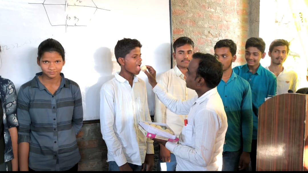 आजमगढ़ न्यूज : बच्चों के बेहतर परिणाम पर कोचिंग संस्थान में मनाई गई खुशी बच्चों को खिलाई गई मिठाई 