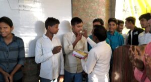 Azamgarh News: Happiness was celebrated in the coaching institute on the better results of the children, sweets were fed to the children

