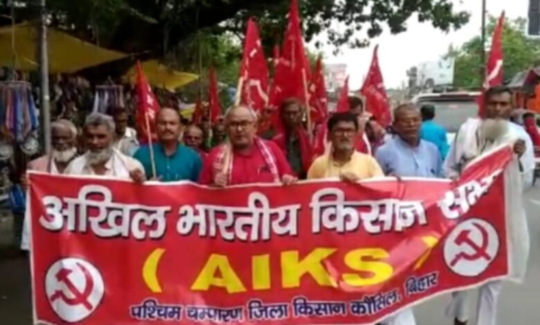 Bihar News : बकुलहर मठ के पर्चाधारियों की भारी जीत  50 एकड़ में लगे गेहूं को काट लिया