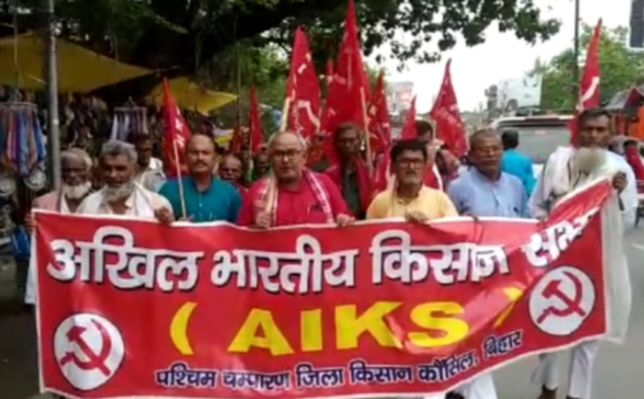 Bihar News : बकुलहर मठ के पर्चाधारियों की भारी जीत  50 एकड़ में लगे गेहूं को काट लिया