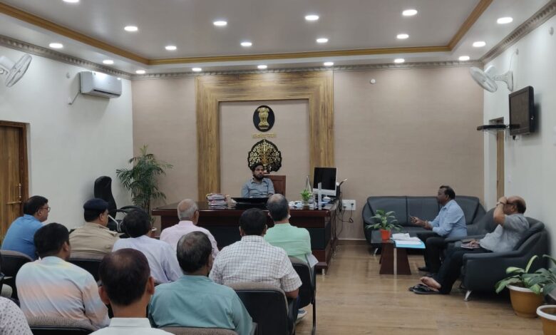 Bihar News--जिलाधिकारी यशपाल मीणा ने बुधवार को अपने कार्यालय कक्ष में जिला सड़क सुरक्षा समिति की समीक्षा बैठक का आयोजन किया