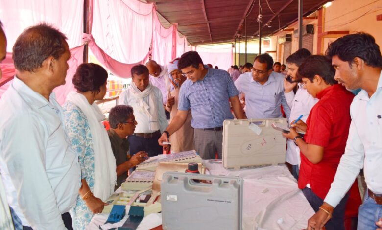 Prayagraj News :जिलाधिकारी ने मतगणना स्थल पर साफ-सफाई, विद्युत, पार्किंग सहित अन्य आवश्यक व्यवस्थायें सुनिश्चित करने के दिए निर्देश