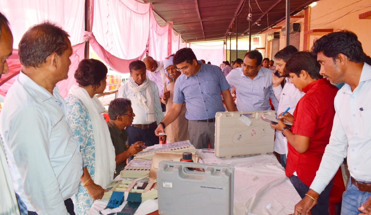 Prayagraj News :जिलाधिकारी ने मतगणना स्थल पर साफ-सफाई, विद्युत, पार्किंग सहित अन्य आवश्यक व्यवस्थायें सुनिश्चित करने के दिए निर्देश