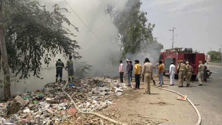Etawah News: Fire broke out in the garbage dump, after a lot of effort, the fire brigade got control of the fire