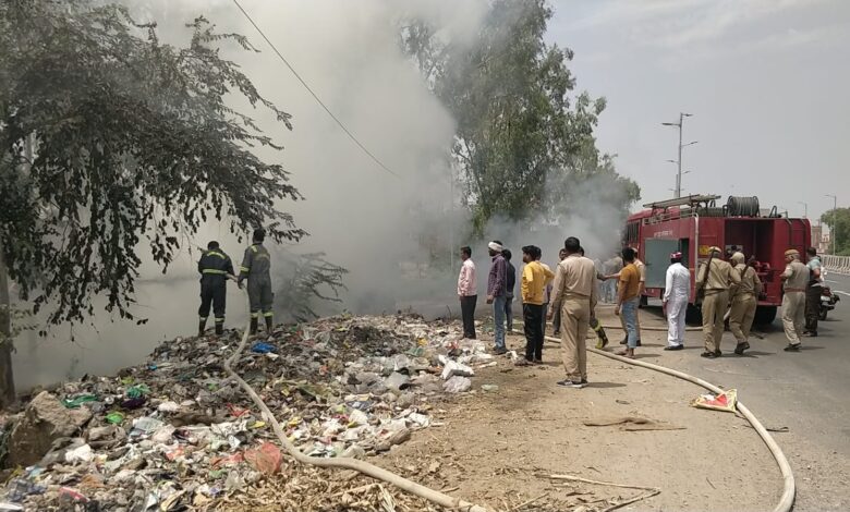 Etawah News: Fire broke out in the garbage dump, after a lot of effort, the fire brigade got control of the fire