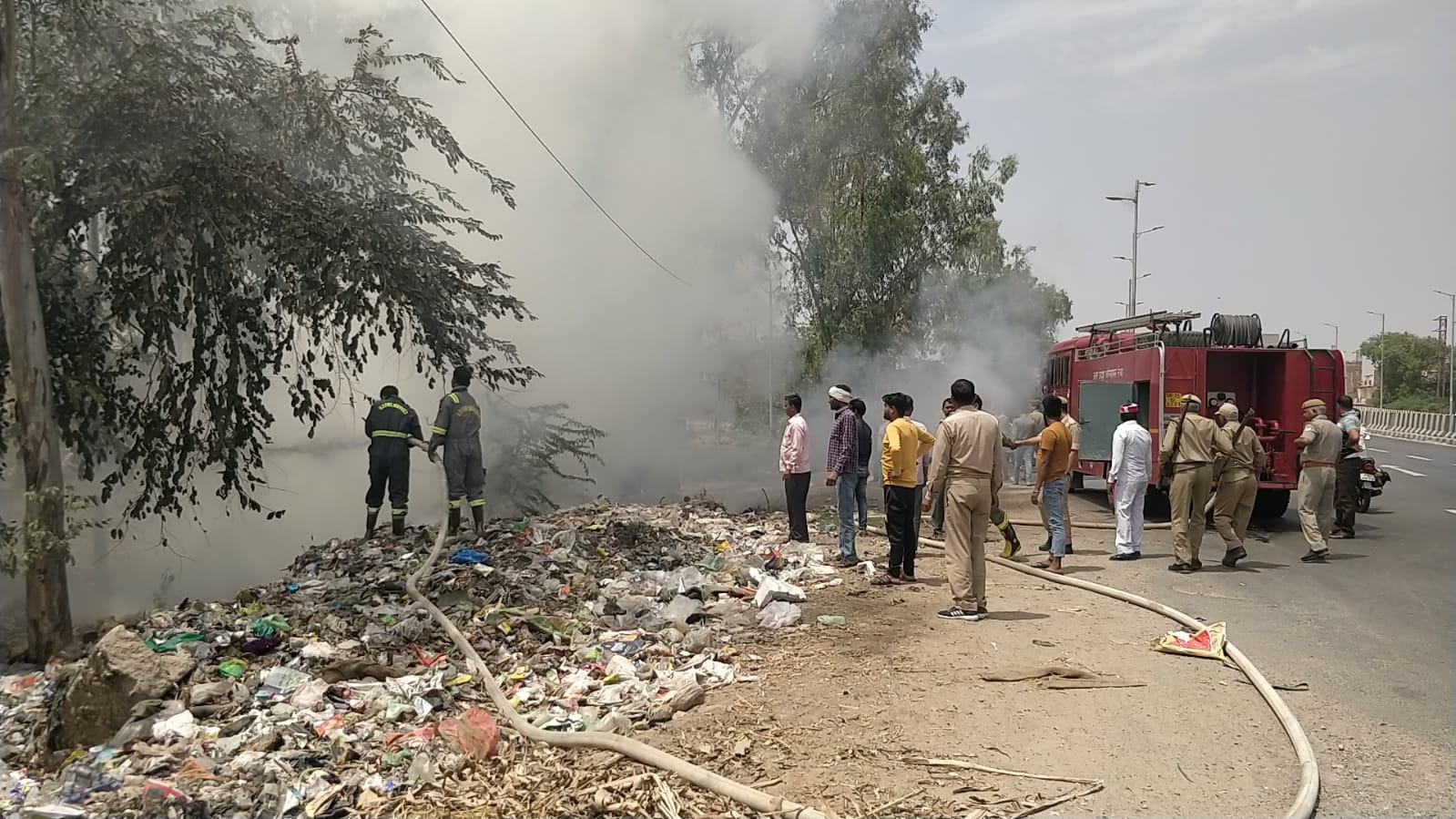 Etawah News: Fire broke out in the garbage dump, after a lot of effort, the fire brigade got control of the fire