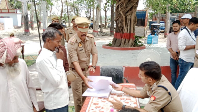 Azamgarh News: IG / DIG arrived on Samadhan Divas to solve public problems