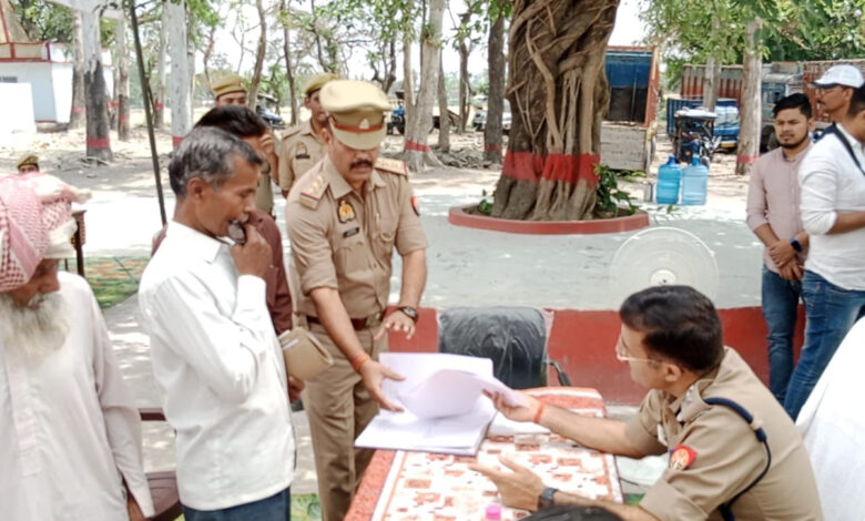 Azamgarh News: IG / DIG arrived on Samadhan Divas to solve public problems