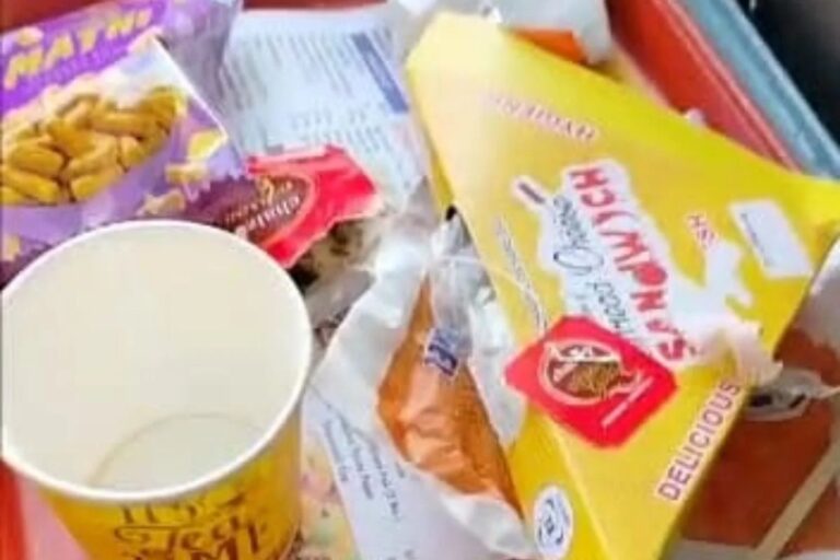 Etawah News: In Shatabdi Express, passenger's health deteriorated after eating bad samosa and sandwich