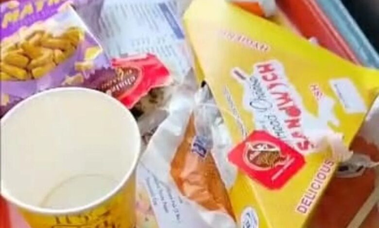 Etawah News: In Shatabdi Express, passenger's health deteriorated after eating bad samosa and sandwich