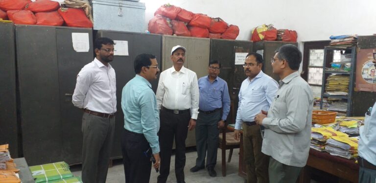 Bihar News: Surprise inspection of the Collectorate by the District Magistrate.
