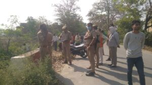 Ambedkarnagar News: Police engaged in sensational investigation in the area where the dead body of an unknown person was found.