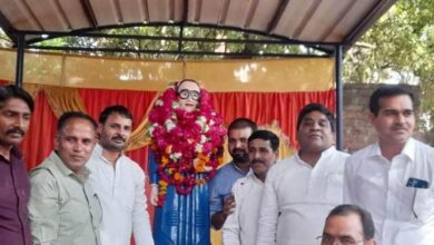 Etawah News: SP District President garlanded the statue of Baba Saheb in Shanti Colony Ambedkar Park