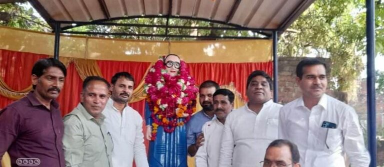 Etawah News: SP District President garlanded the statue of Baba Saheb in Shanti Colony Ambedkar Park