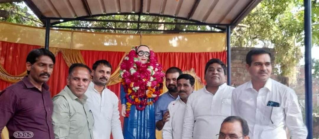 Etawah News: SP District President garlanded the statue of Baba Saheb in Shanti Colony Ambedkar Park