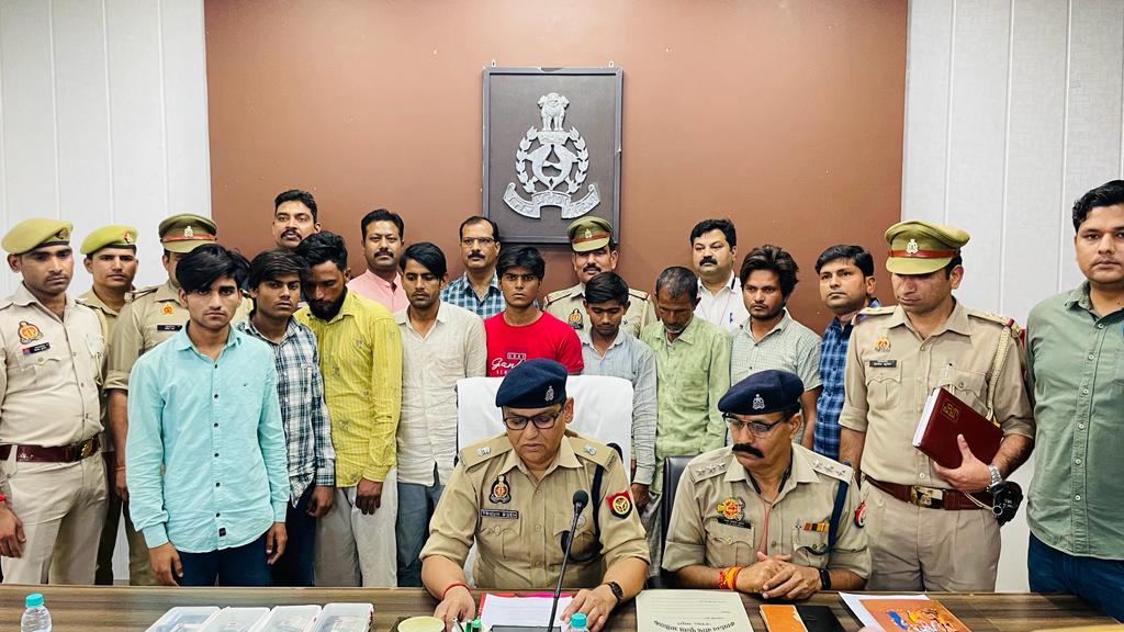 Mathura News: Police arrested cyber thugs who cheated by making fake Aadhaar cards