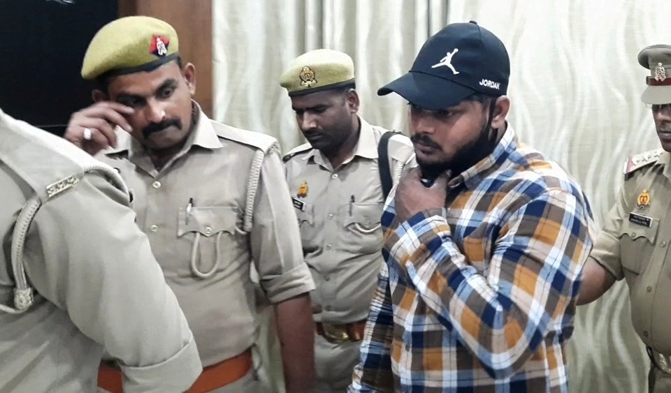 Etawah News: 20 thousand prize crook arrested for looting customer service center operator