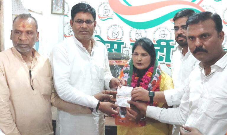 Etawah News: BJP Backward Classes Mahila Morcha leader joins Congress along with supporters