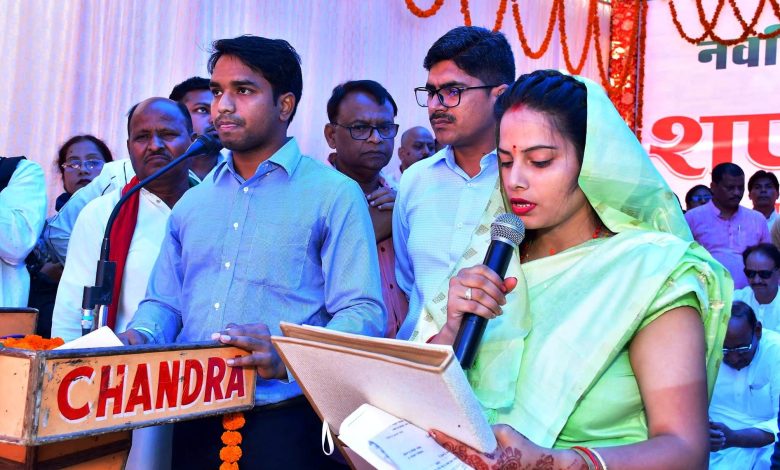Etawah News: Newly elected Municipality President Jyoti Gupta and councilors took the oath of office and secrecy
