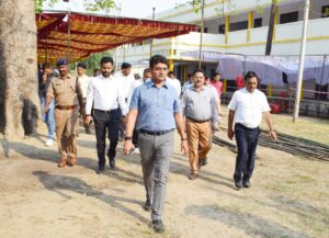 Prayaagraj News :जिलाधिकारी/जिला निर्वाचन अधिकारी ने पार्टी रवाना स्थल के0पी0 इण्टर कालेज ग्राउण्ड पहुंचकर पोलिंग पार्टियों की रवानगी की तैयारियों का लिया जायजा, दिए आवश्यक दिशा-निर्देश