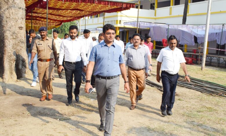 Prayaagraj News :जिलाधिकारी/जिला निर्वाचन अधिकारी ने पार्टी रवाना स्थल के0पी0 इण्टर कालेज ग्राउण्ड पहुंचकर पोलिंग पार्टियों की रवानगी की तैयारियों का लिया जायजा, दिए आवश्यक दिशा-निर्देश