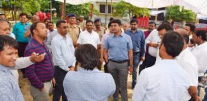 Prayaagraj News :जिलाधिकारी/जिला निर्वाचन अधिकारी ने पार्टी रवाना स्थल के0पी0 इण्टर कालेज ग्राउण्ड पहुंचकर पोलिंग पार्टियों की रवानगी की तैयारियों का लिया जायजा, दिए आवश्यक दिशा-निर्देश