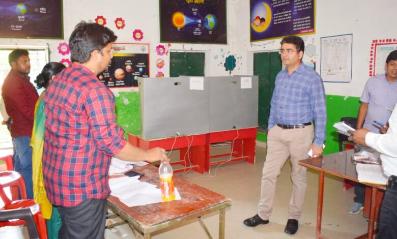 Prayaagraj News :पुलिस आयुक्त वा जिला अधिकारी/ जिला निर्वाचन अधिकारी ने गुरुवार को नगर निकाय सामान्य निर्वाचन 2023 के विभिन्न मतदान केंद्रों का भ्रमण कर वहां की व्यवस्था का जायजा लिया